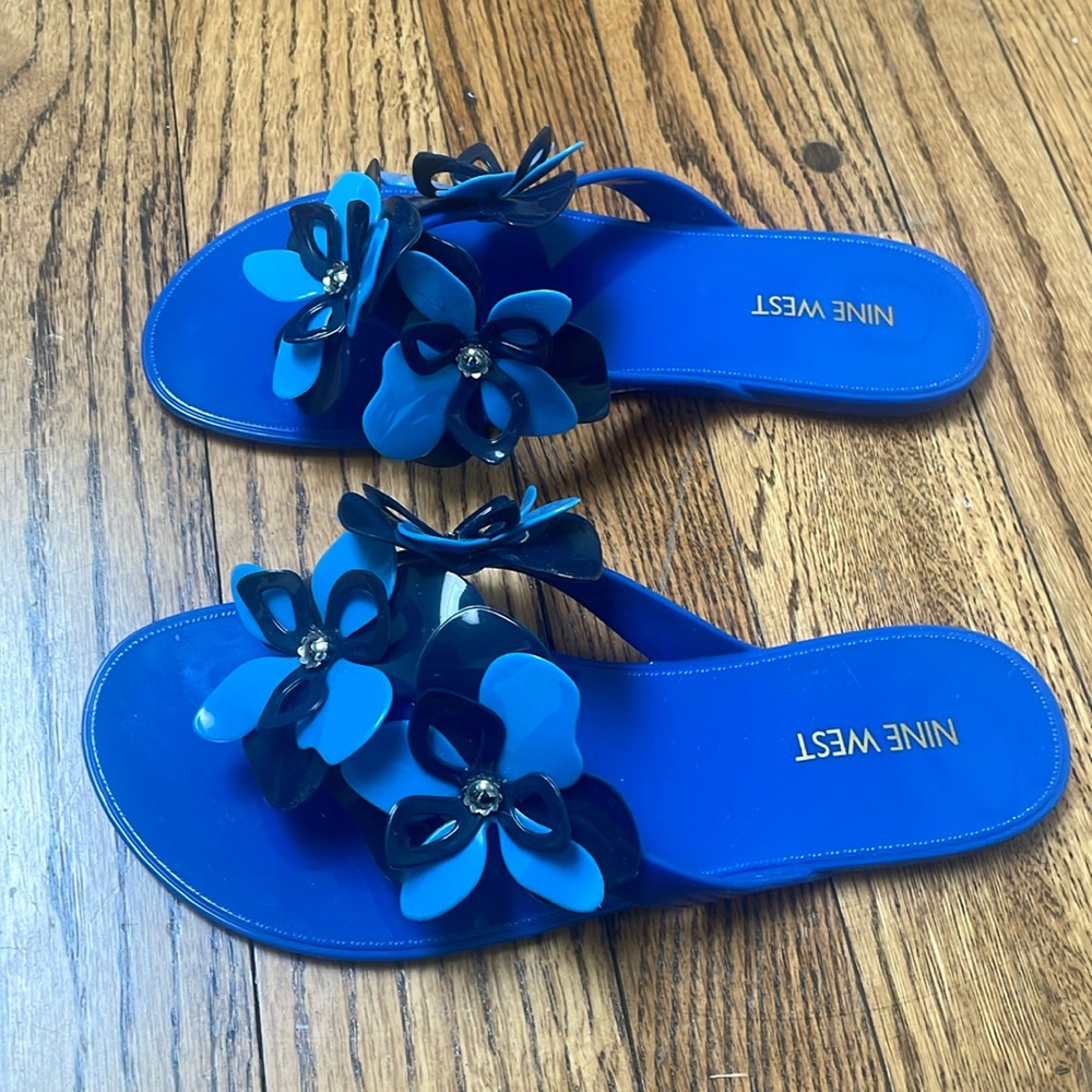 Nine West sz 7.5 blue big floral flip flops jelly style